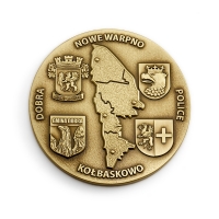 medal tłoczony z mosiądzu; wykończenie przez patynowanie; medal tłoczony dla Powiatu Polickiego z okazji obchodów 20-lecia Powiatu